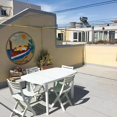 Mangion House ホームステイ *