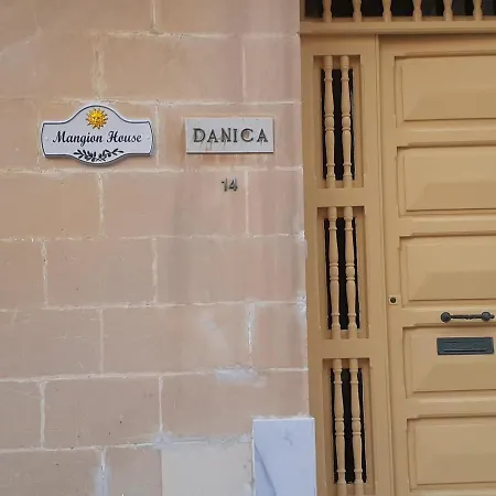 Mangion House ホームステイ *